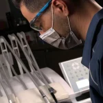 دکتر بشارت در حال ایمپلنت دندان برای بیمار