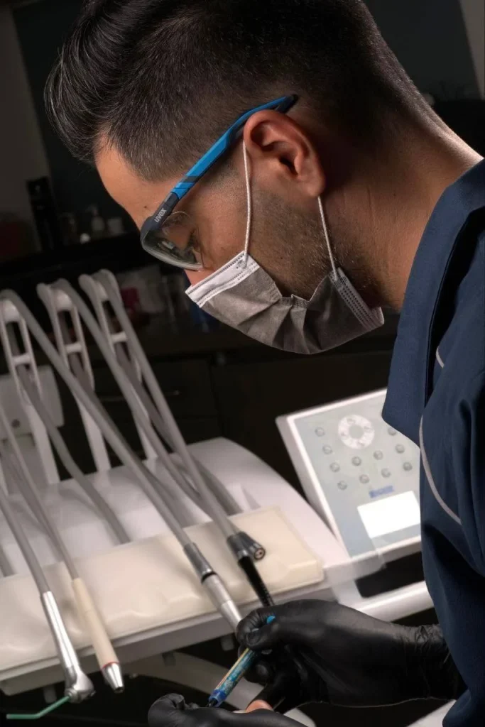 دکتر بشارت در حال ایمپلنت دندان برای بیمار